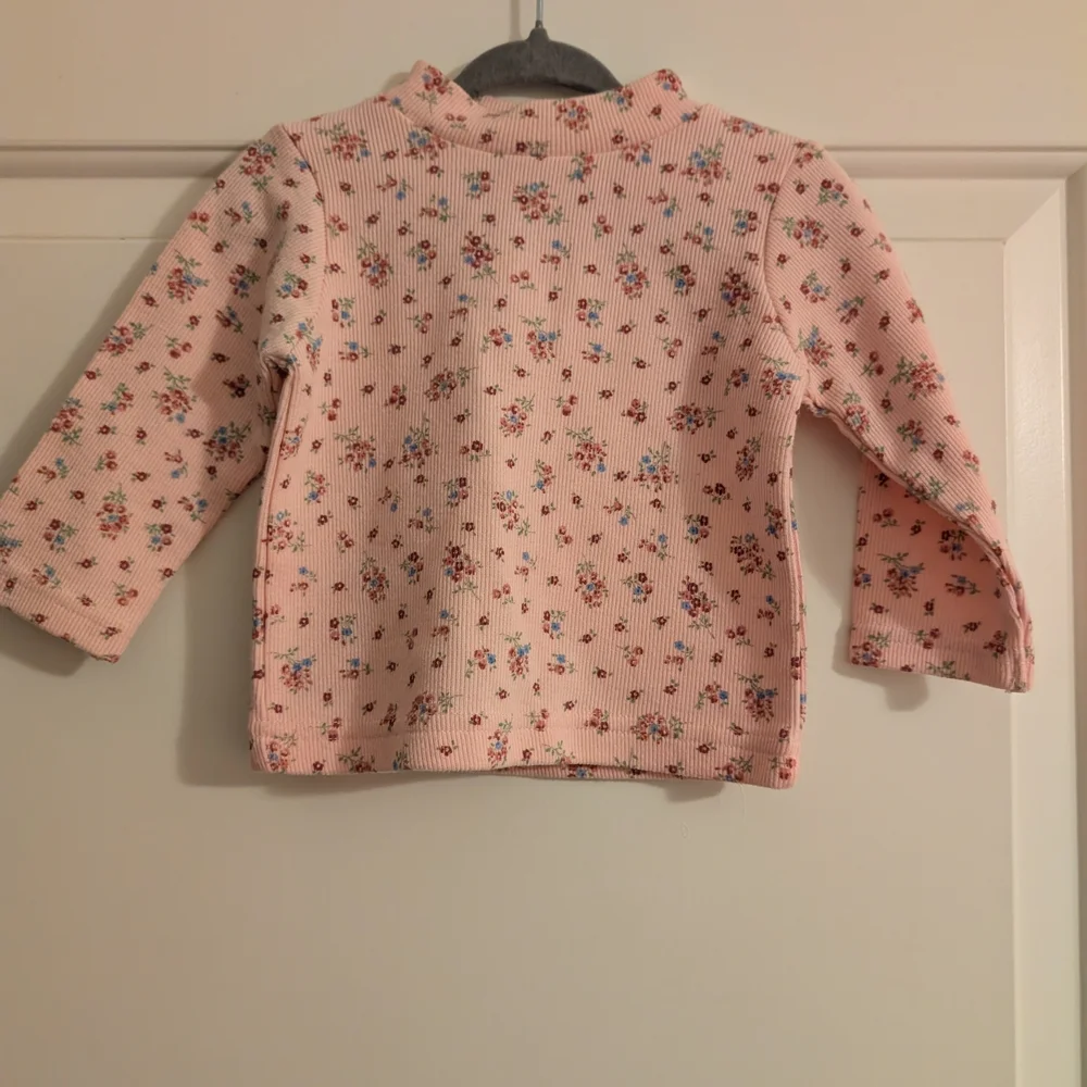 $ 💥3/$24 Vintage Pink‎ Charming Floral Long Sleeve Mock Turtleneck